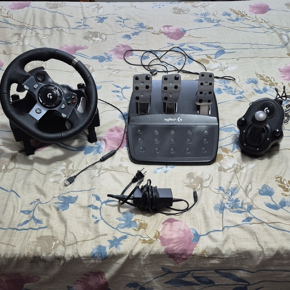 Logitech G920 Racing Wheel and Pedals + Shifter